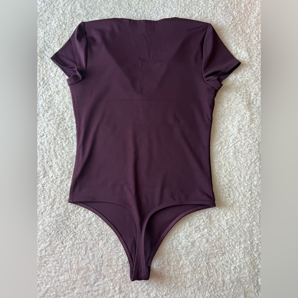 Body Contour High Compression V-Neck Short Sleeve Bodysuit. - Picture 2 of 3